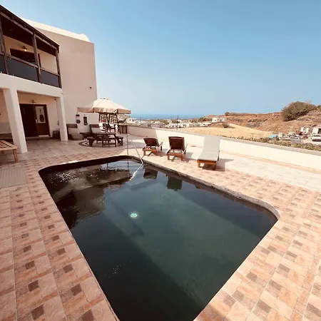 Family With Swimming Pool *